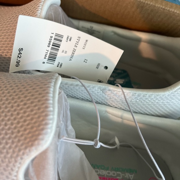 NWT SKETCHERS WHITE SIZE 9 - Picture 2 of 5